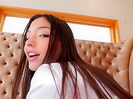 A Young Beauty Fell For An Expensive Car And Gave It To A Guy In The P - Layla Jenner