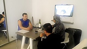 AMIGOS JUGANDO POKER SE COJEN A LA SIRVIENTA