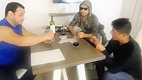 AMIGOS JUGANDO POKER SE COJEN A LA SIRVIENTA