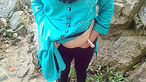 Ajnabi Ne Jungle Me Sonal Bhabhi Ki Choot Me Ungli Dalkar Maza Diya – Leigh Darby