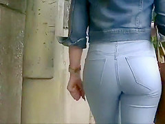 Ass in jeans that you'd want to pinch