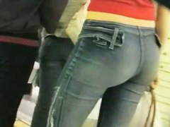 Awesome street candid movie with gorgeous babe