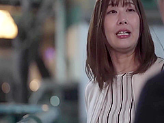 Ayumi Natsukawa In 訪問販売員はいつもむちむちタイトミニ欲求不満なエロ尻をクネらせているのて自宅に招き入れてみたら　夏川あゆみ 15 Min