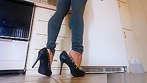 Barefeet calves in jeans