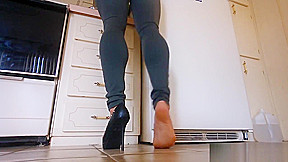 Barefeet calves in jeans
