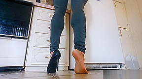 Barefeet calves in jeans