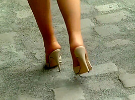 Beige Pantos Im Park