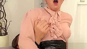 Bizarre spex ho pissing