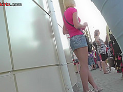Blonde with bubble ass in a hot upskirt video