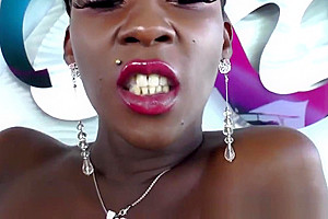 Bootyful ebony tranny in steamy solo