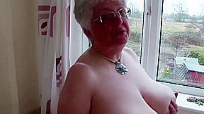 Busty GILF shows her best skills
