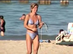 Candid bikini babe secretly on the beach 01r