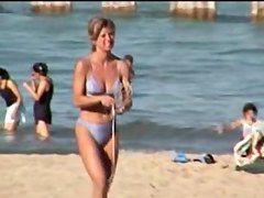 Candid bikini babe secretly on the beach 01r