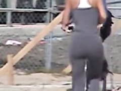 Candid cam shooting sexy sports woman in the street 01zi