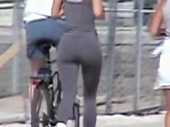 Candid cam shooting sexy sports woman in the street 01zi