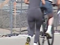 Candid cam shooting sexy sports woman in the street 01zi