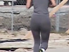 Candid cam shooting sexy sports woman in the street 01zi