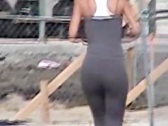 Candid cam shooting sexy sports woman in the street 01zi