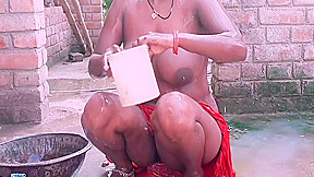 Chhup Chhup Ke Maine Bhabhi Ki Chut Dekhi Nahate Time, I See Pussy Her Bhabhi In Bothing