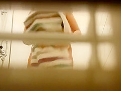 Chubby girl peeped while washing up