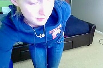 Cute teenie flashing tits