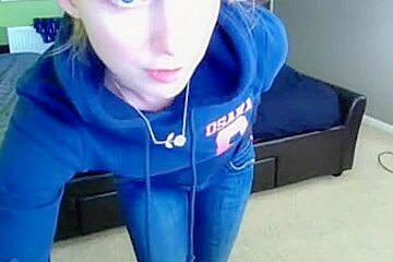 Cute teenie flashing tits