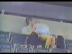 EN LAS GRADAS COJIENDO