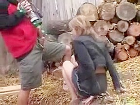 Elle exhibe Step son beau cul a la ferme et suce