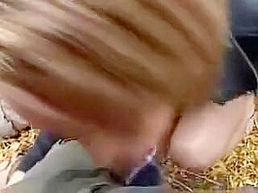 Elle exhibe Step son beau cul a la ferme et suce