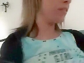 Elle exhibe Step son beau cul a la ferme et suce