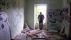 Enzo Milatno fucked by the sexy Leo Helios during a break work - CrunchBoy