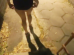 Flashing Outdoor-esibizionista Squirta In Giro Per Strada E Si Fa Scopare Nel Finale-no Panties