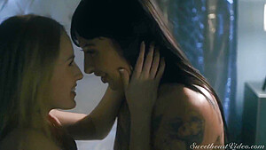 GIRLS KISSING GIRLS, PEEPING WIFEY