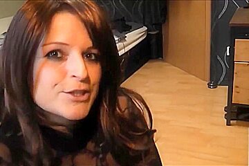 German Fetish Babe fucks her Pussy with High Heels