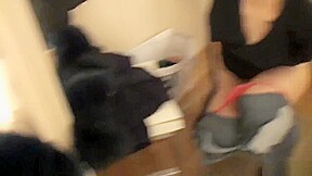 Gewagter Lesben Strapon Fick in der Umkleide