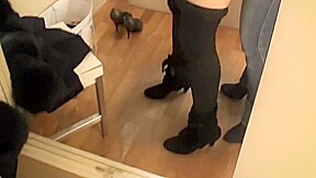 Gewagter Lesben Strapon Fick in der Umkleide