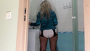 Hot Milf In An Old Milf Substitutes Her Tight Ass For Anal