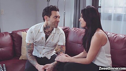 Hot Momma Begs For A Giant Dick With India Summer