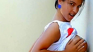 Hottie stimulates clit