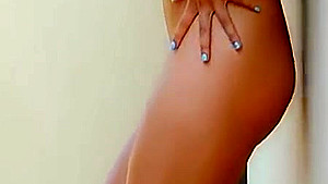 Hottie stimulates clit