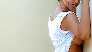 Hottie stimulates clit