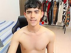Jamesboy Cums Flex Porn Cam