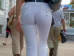 Jogging girl got a great bubbly ass