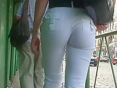 Jogging girl got a great bubbly ass