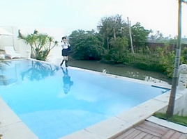 KAWAI Shimon plays recorder in the pool