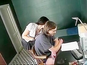 La prof particuliere allume un etudiant en touchant sa bite
