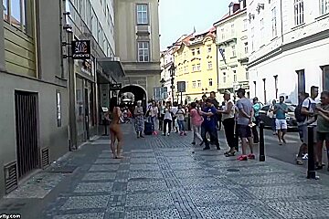 Lady Dee In Nude In Public
