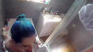 Luna Knoxx sucks dick in the shower: Bilbo Shaggins