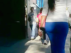 MILF con hermoso culo cometrapo