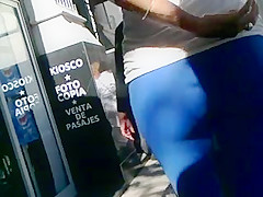 MILF con hermoso culo cometrapo